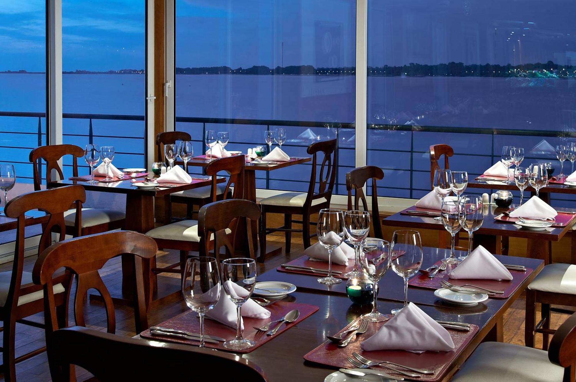 Radisson Hotel Colonia Del Sacramento Restaurant photo The restaurant on board