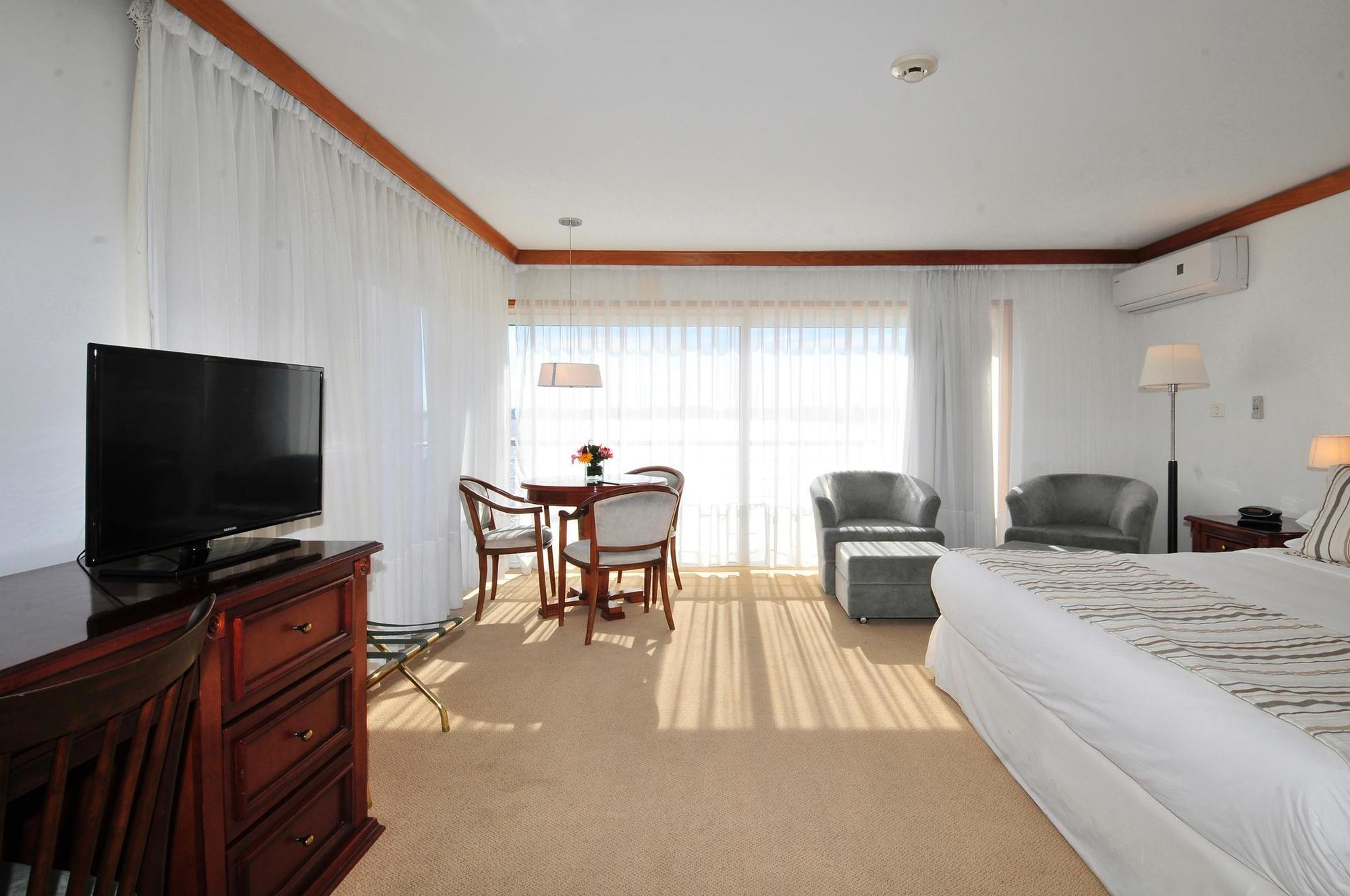 Radisson Hotel Colonia Del Sacramento Exterior photo A room at the hotel