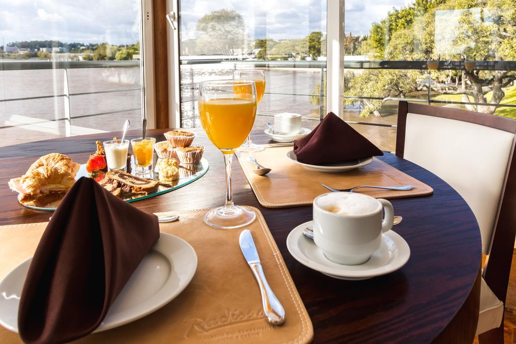 Radisson Hotel Colonia Del Sacramento Exterior photo Breakfast at the River Restaurant