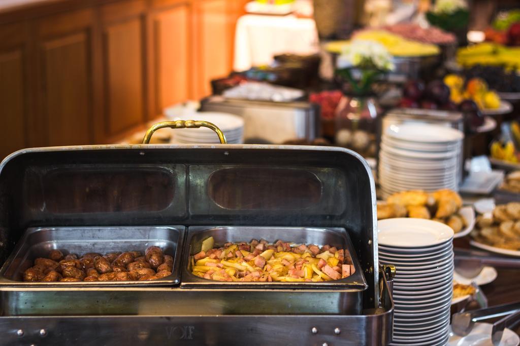 Radisson Hotel Colonia Del Sacramento Exterior photo A chafing dish