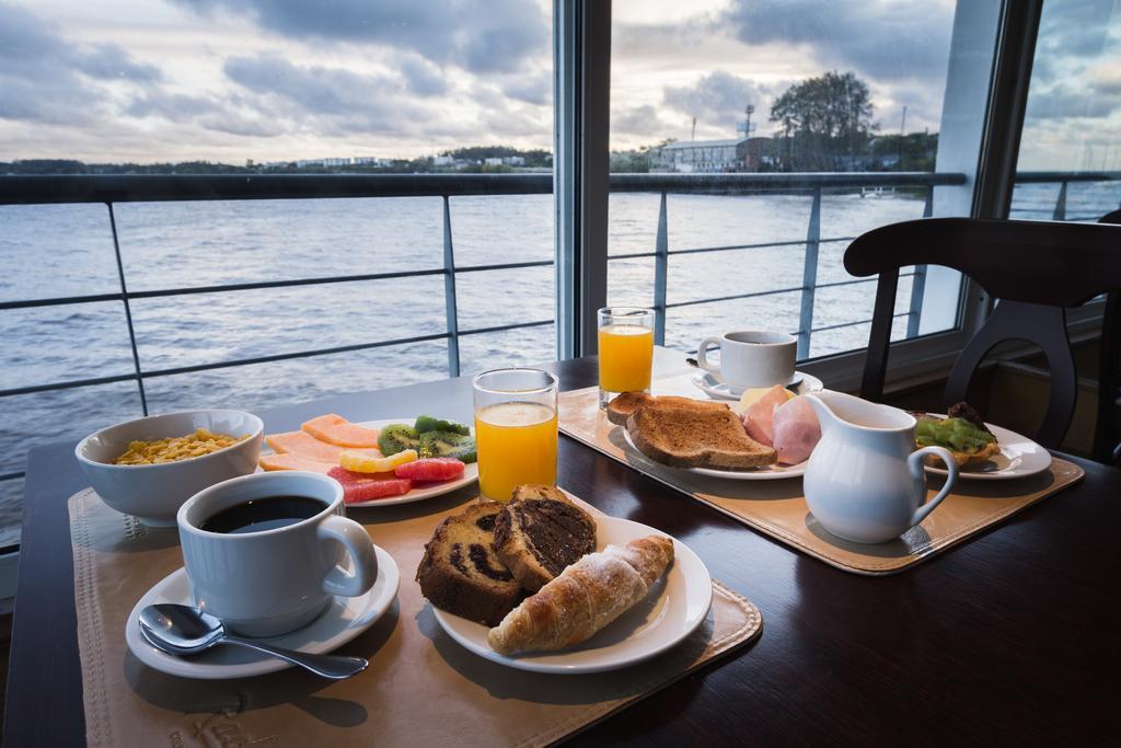 Radisson Hotel Colonia Del Sacramento Exterior photo Breakfast on board