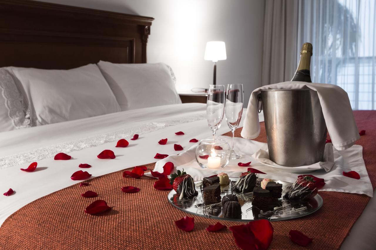 Radisson Hotel Colonia Del Sacramento Exterior photo A romantic bedroom