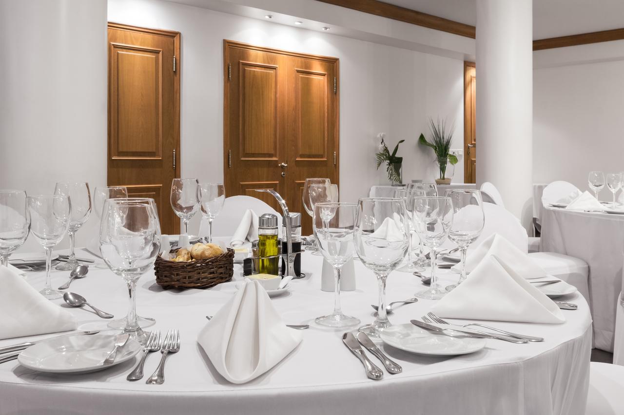 Radisson Hotel Colonia Del Sacramento Exterior photo A table set for a formal dinner
